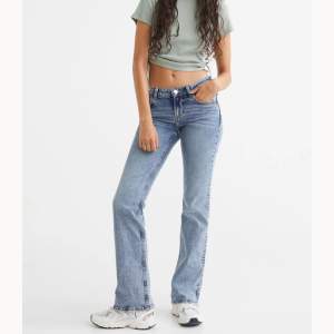 Säljer nu dessa fina jeans från h&m då de inte passar mig,fint skick!💕💕 Innerbenslängden är 77,5 cm🩷