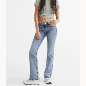 Jeans - Säljer nu dessa fina jeans från h&m då de inte passar mig,fint skick!💕💕 Innerbenslängden är 77,5 cm🩷