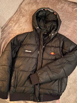 Ellesse jacka - Svart jacka från Ellesse i fint skick. Storlek 36. Hel och ren. 