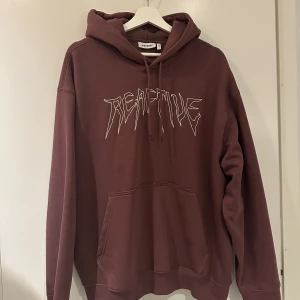 Weekday hoodie - Oversized hoodie från Weekday i storlek S. Hoodien är i bra skick och skulle se ännu bättre ut efter en tvätt. 