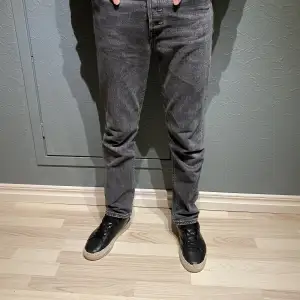 Ett par gråa feta levis jeans!! Inga defekter eller slitage! Skick 9/10. Gärna hör av er om ni undrar något! (Sitter mer som w27 eller w 28)
