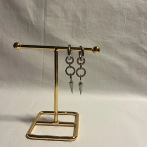 StilSthlm  - Super fina örhängen! Finns i silver och liknande i guld.  Köp för 99kr/st Eller 185kr/paret. Modell 124 Smyckes ställningen finns även att köpa för 299kr! 