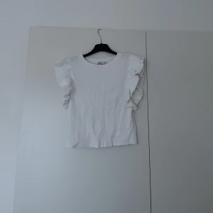 Topp - Topp ifrån zara med volang ärmar finns även i svart och blå