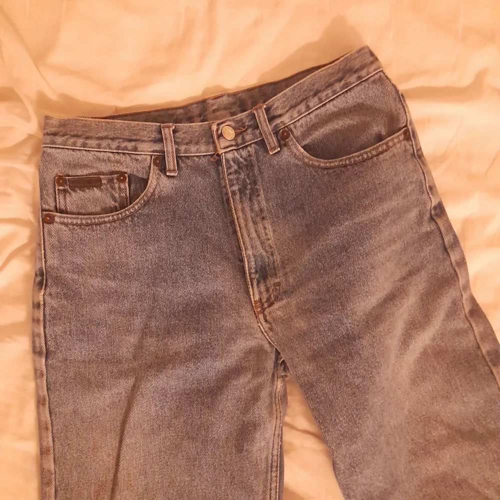 Vintage jeans i gott skick. Storlek 32/34. Kan häntas upp i Stockholm.. Jeans & Byxor.