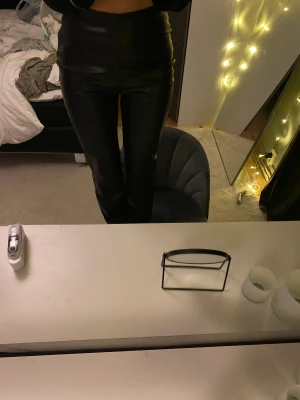 Skinnbyxor - Högmidjade skinnbyxor med dragkedja i höften. Fin kvalitet och använd ett fåtal gånger. Lite lite stor i storleken. Köpta för ca 800:-. Pris kan diskuteras. 💕