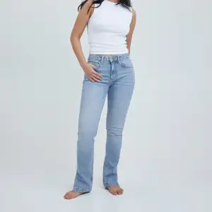 Säljer dessa Low waist slit jeans ifrån bikbok, helt nya med prislappen kvar, säljer då de var försmå för mig❤️Nypris 699kr