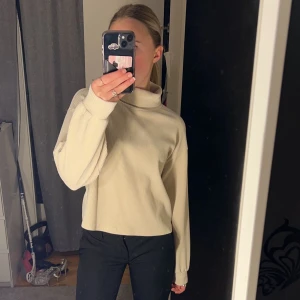 Mysig tröja🙏🏽 - Säljer denna fina tröja från Gina i lite ribbat material, kommer inte till användning då jag inte är så mycket för krage🤗