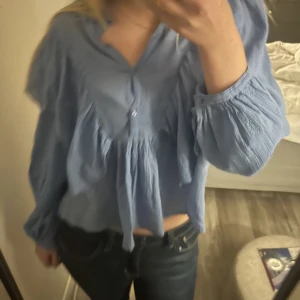 Zara blus  - En söt blus från zara i mycket bra skick! Säljer för att den inte har kommit till användning❤️❤️❤️