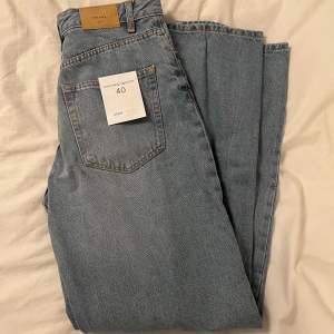 Säljer helt oanvända jeans från Bershka, straight leg - light blue denim 🌸 Strl 40 men sitter mer som 38. Alla lappar sitter kvar på 🌸 köpta för 449kr🌸 kan gå ner i pris vid snabb affär🌸