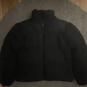 The North Face Sherpa Nuptse Jacket i mörkblå färg. Bara använd under en vinter och är därför i toppskick👌. Storleken är M. Skriv för flera frågor!📦