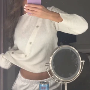 Stickad tröja - Säljer denna sjukt fina stickade tröjan från design by si, den har inga defekter, nypris 423 kr, hör av er för frågor💗