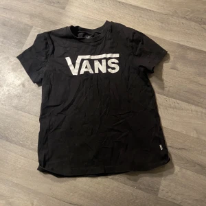 T-shirt  - Snygg vans T-shirt som inte används längre! Storlek M men passar S också🥰