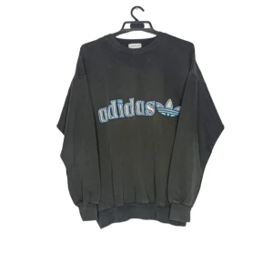 VINTAGE ADIDAS SWEATSHIRT - Fet vintage Adidas sweatshirt från mitten på 80-talet i storlek 42-44 så sitter som en large. Skriv på dm vid frågor eller fler bilder!