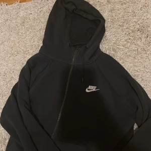 Äkta nike zip hoodie  - En äkta Nike zip-up, köpt på Intersport för 700. Aldrig använt denna, Max 10 gånger bara❤️