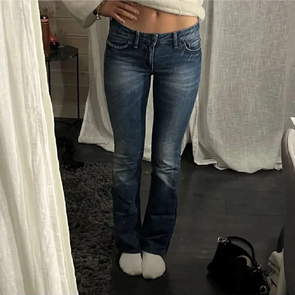 Säljer dessa jätte snygga jeans i mycket bra skick, Jag är 166 och passar mig bra i längden💞 Skriv för egna bilder💞. Jeans & Byxor.