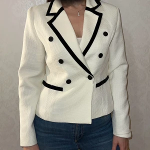 Vit kavaj  - Kort vit kavan den är bara använd 1-2 gånger. 