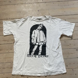 Billie eilish tröja som knappt är använd i nyskick! - KÖPAREN STÅR FÖR FRAKTEN  nyskick billie eilish tröja :)