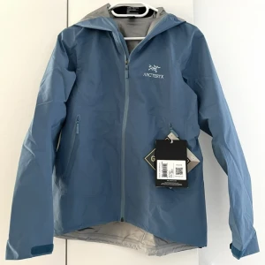 Arcteryx jacka  - Arcteryx SL Zeta Jacka i storlek S. Helt oanvänd. ❤️nypris: 3000kr