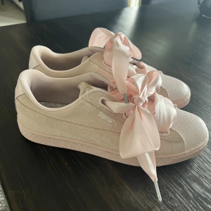 Puma Suede - Säljer dessa fina men som tyvärr aldrig kommer till användning.  Använt dem 2 gånger så fint skick