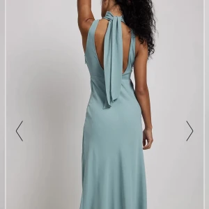 Maxiklänning  - Klänning som passar perfekt till bröllop eller bal. Fina detaljer som gör mycket. Använd en gång under ett kort tillfälle. Säljer för att den inte kommer till användning. 