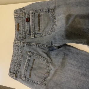 Lågmidjade jeans  - Säljer dessa assnygga lågmidjade jeans som tyvärr var för små för mig. Det står storlek 27/32 men skulle säga att det är mycket mindre än så💕 Mått: Innerbenslängd 80 | Omkrets 78 cm. Skcikar endast, använd gärna köp nu🙌💕 modell flare