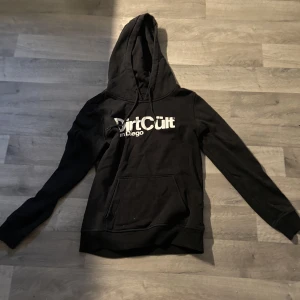 Dirtcült hoodie  - Säljer denna dirtcült hoodie då den inte används längre! 🩷 passar M/L