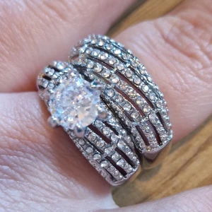 Ringset i rostfrittstål  - Helt nya ringar i rostfrittstål med stenar.  Riktigt bling o wow känsla.  Är 2 ringar.  Storlek 18. 