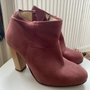 A.P.C Pumps - Ett par rosa pumps från APC. Storlek 39. I gott skick. Lite märken av användning.