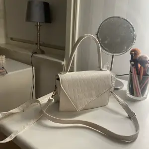 En söt vit handväska