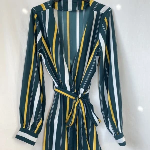 Skjortklänning - Randig skjortklänning med bälte. Går att öppna helt och använda som skjorta. Längd: 92cm   Skicka DM vid frågor. ☆．。･