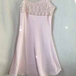 Ljusrosa vintage nattlinne - Polyester.  Längd: 92cm   Skicka DM vid frågor. ☆．。･
