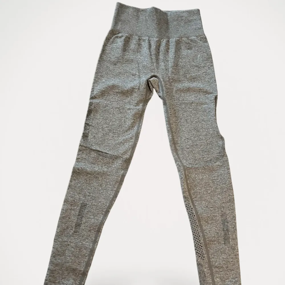 Träningsbyxor från IcanIwill.  Storlek: XS Material: Syntet Använd, men utan anmärkning.. Jeans & Byxor.