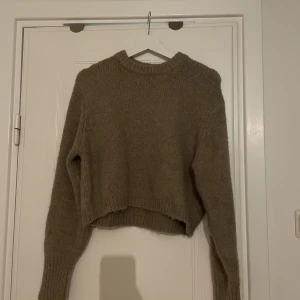 Tjocktröja  - En såå fin beige/brun tjocktröja från Zara i en lite croppad modell!!  Använd ett fåtal gånger, så nästan helt som ny 🤎✨