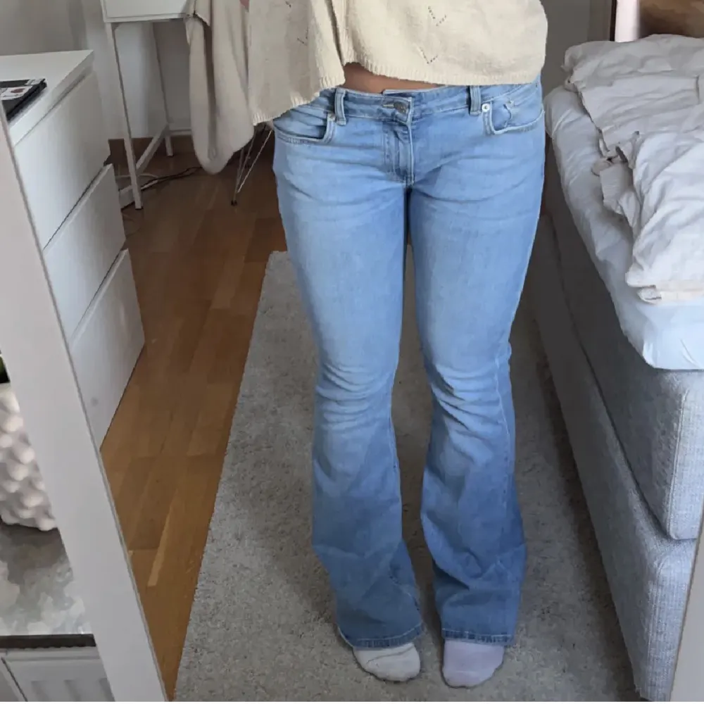 Lågmidjade jeans från lager säljer de då jag köpte fel storlek dessa är i full length xxs🫶🏼. Jeans & Byxor.