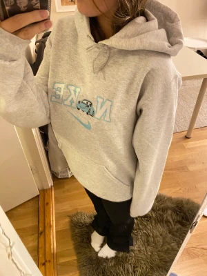 Design nike tröja - En tröja med nike loggan men med en annan cool design. Den har 44cm i bredd och 58cm i längd.