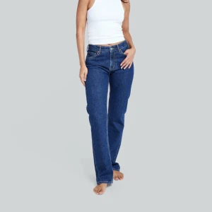 Jeans bikbok  - Hej! Säljer dessa jeansen då jag köpte fel modell och går inte att lämna tillbaka. Endast testade. Nypris är 699. Storlek 26 i midjan och 32 i längd. 