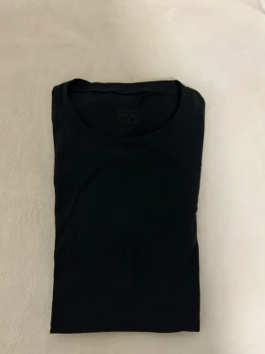 Intimissimi t shirt  - Svart intimissimi t shirt i st s den har tajt passform
