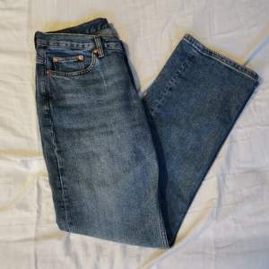 Blåa jeans från weekday i modellen Twig. Storlek 29/30. Jag säljer samma model i en mindre storlek i min profil. Skriv privat vid frågor eller fler bilder. Jag diskuterar gärna pris 😉