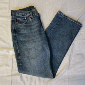 Weekday jeans - Blåa jeans från weekday i modellen Twig. Storlek 29/30. Jag säljer samma model i en mindre storlek i min profil. Skriv privat vid frågor eller fler bilder. Jag diskuterar gärna pris 😉