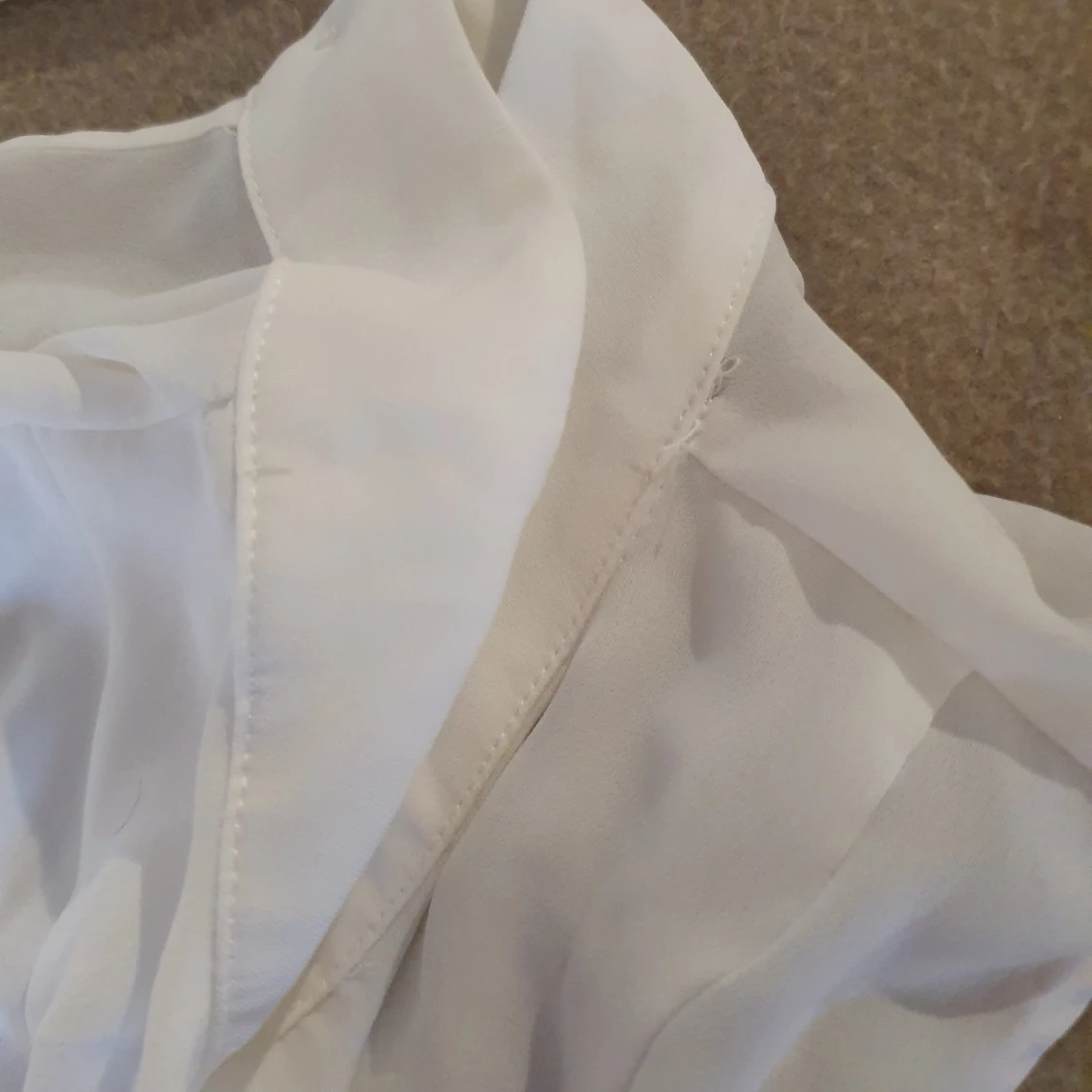 Vit blus med halvpolo - 90