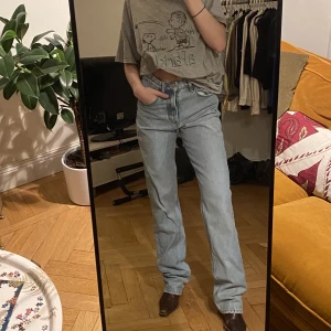 Raka jeans - Super smickrande raka jeans med den perfekta passformen, ljusblåa och långa i benen! Midwaist