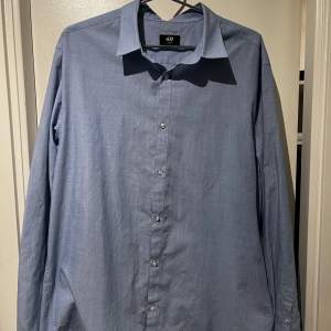 Blå skjorta från hm i linne och bomull som inte används, skick 9/10. Klippte bort lappen vid kragen för den klia som fan men den är XL