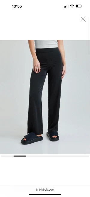 Två kostymbyxor  - Säljer två helt nya kostymbyxor från Bikbok och junkyard, kom privat för egna bilder. Tyvärr kan jag inte skicka med dom på då dom e små❤️ å de e 150kr styck