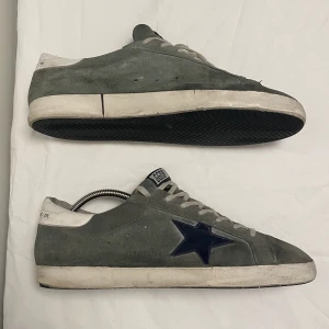 Golden Goose Skor - Golden goose sneakers - storlek 44 - skorna är väl använda men har fortfarande mycket och ge! - vid frågor eller funderingar är det bara att skriva!