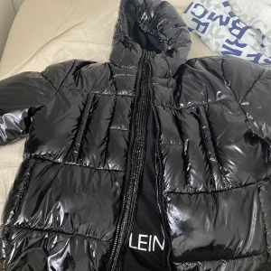  Calvin Klein jacka - Fint skick, knappt använd (4-5 gånger) storlek M 