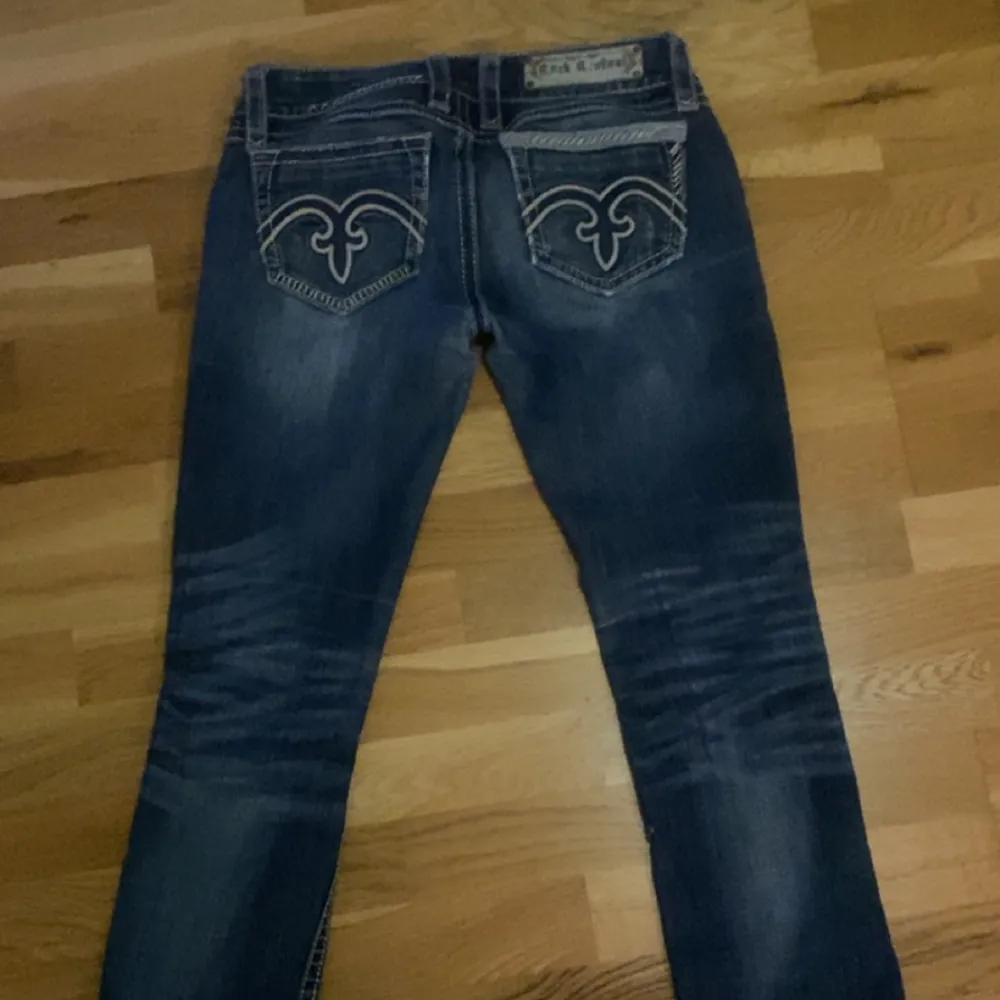 Jätte snygga jeans från rock revival, en bokstav saknas annars vet jag inga mer skador. Står storlek 28 men runt s/m💕skriv för fler bilder💕. Jeans & Byxor.