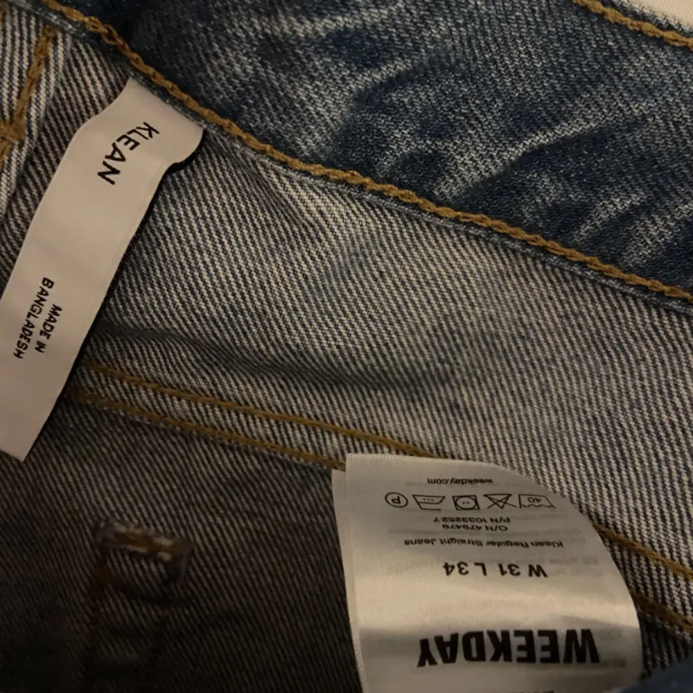 Säljer mina Weekday klean jeans i storlek 31/34. Dem är för små för mig och därav endast prövade. Mitt pris 349kr nypris 600kr. Jeans & Byxor.
