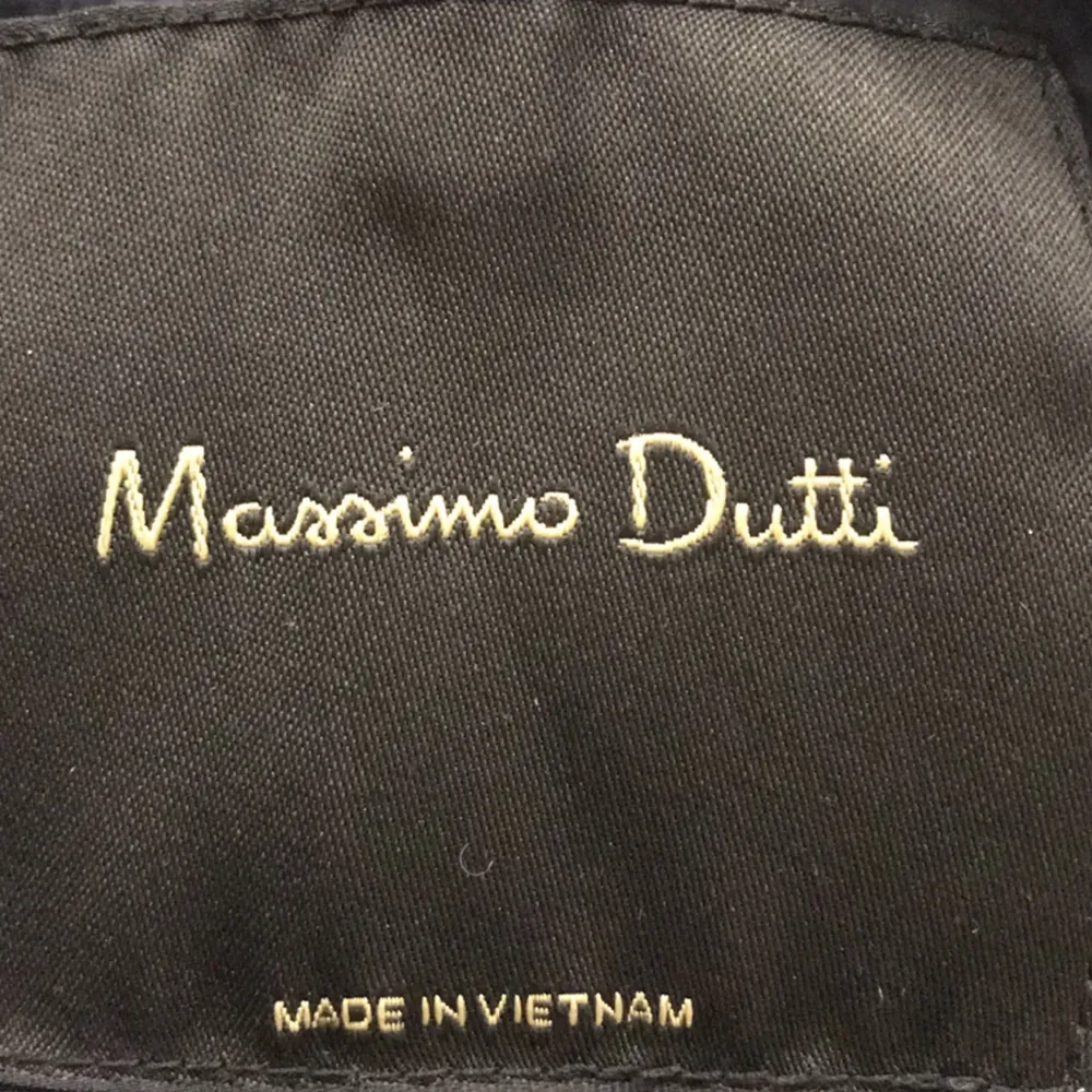 Säljer den här jackan från Massimo dutti i väldigt bra skick! Den går inte att få tag på längre!. Jackor.