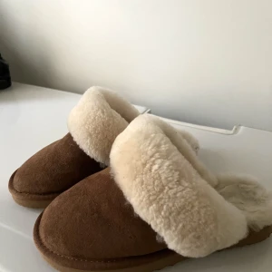 Tofflor  - Tofflor med äkta krämvit lammpäls. Super fina. Sparsamt använda. Nypris 999kr.