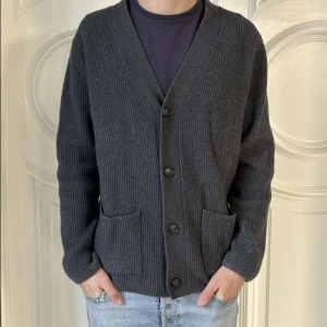 Ull kofta  - Kofta i ull. Modellen på bilden är 182cm lång. 